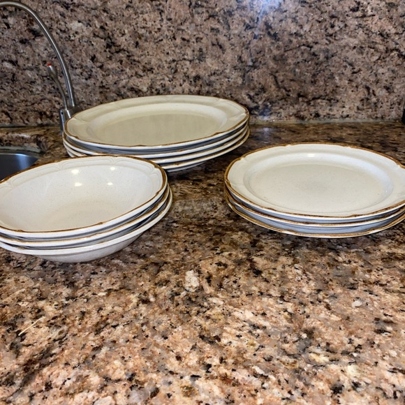 Dinnerware plates - Picture 3 of 4